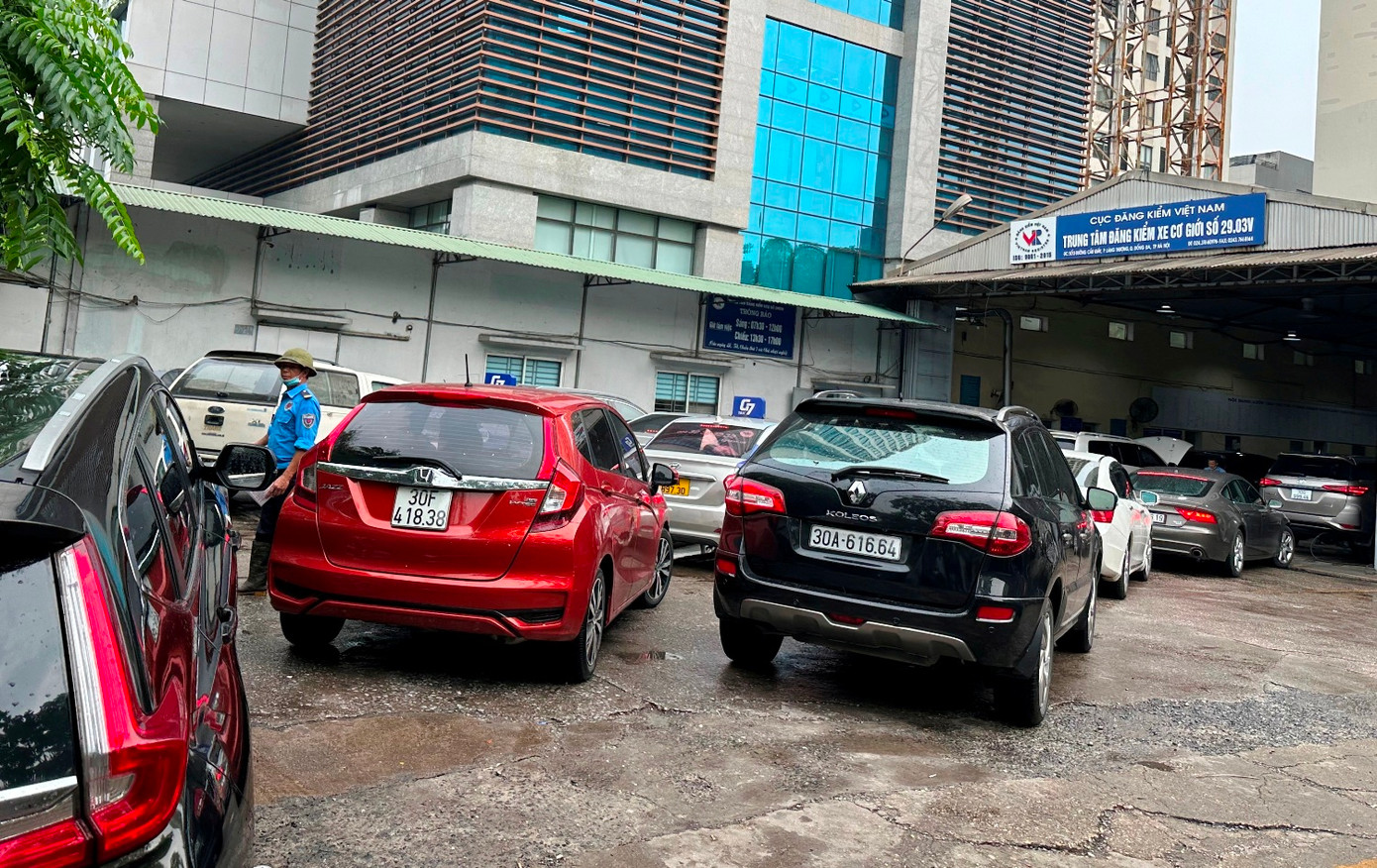 Với số lượng mỗi ngày tiếp nhận từ 120 đến 150 xe ô tô, hiện Trung tâm đăng kiểm Cầu Giấy (số ký hiệu 2903V) đang là trung tâm đang có số lượng xe đến đăng kiểm đông nhất khu vực nội thành Hà Nội. Với số lượng mỗi ngày tiếp nhận từ 120 đến 150 xe ô tô, hiện Trung tâm đăng kiểm Cầu Giấy (số ký hiệu 2903V) đang là trung tâm đang có số lượng xe đến đăng kiểm đông nhất khu vực nội thành Hà Nội.