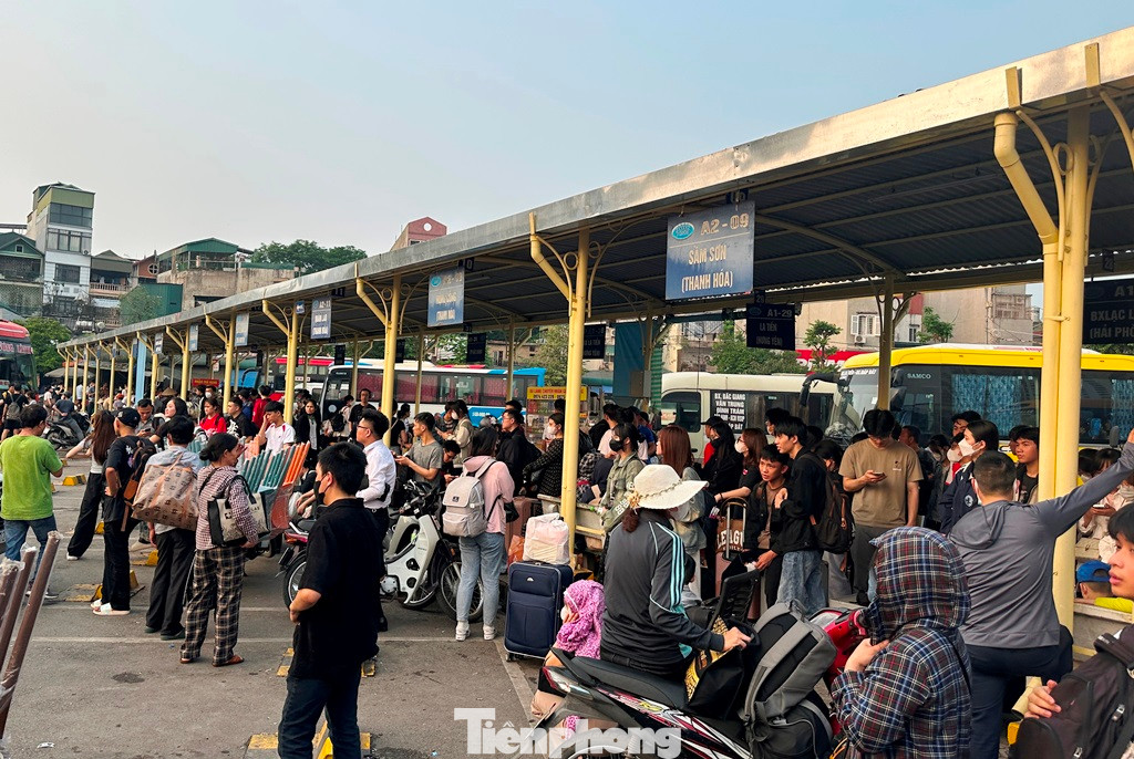 Thậm chí, ghi nhận của PV Tiền Phong tại bến xe Giáp Bát trong chiều qua và sáng 30/4, các khu vực xe "đăng tài" chờ khách để về các tuyến như Sầm Sơn (Thanh Hóa), Thái Bình, Nam Định... nhiều thời điểm hành khách đến nhưng trống vắng xe, phải chờ đợi thời gian dài. Thậm chí, ghi nhận của PV Tiền Phong tại bến xe Giáp Bát trong chiều qua và sáng 30/4, các khu vực xe "đăng tài" chờ khách để về các tuyến như Sầm Sơn (Thanh Hóa), Thái Bình, Nam Định... nhiều thời điểm hành khách đến nhưng trống vắng xe, phải chờ đợi thời gian dài.