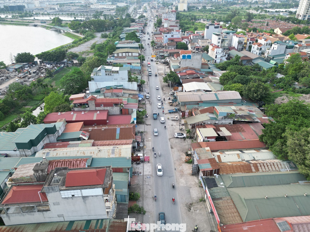 Mặt bằng đoạn chưa mở rộng hiện nay chỉ rộng 2 làn xe, hai bên phạm vi mở rộng dự án đang vướng nhiều nhà dân, công trình xây dựng.