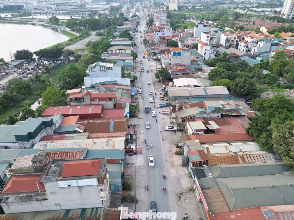 Mặt bằng đoạn chưa mở rộng hiện nay chỉ rộng 2 làn xe, hai bên phạm vi mở rộng dự án đang vướng nhiều nhà dân, công trình xây dựng.