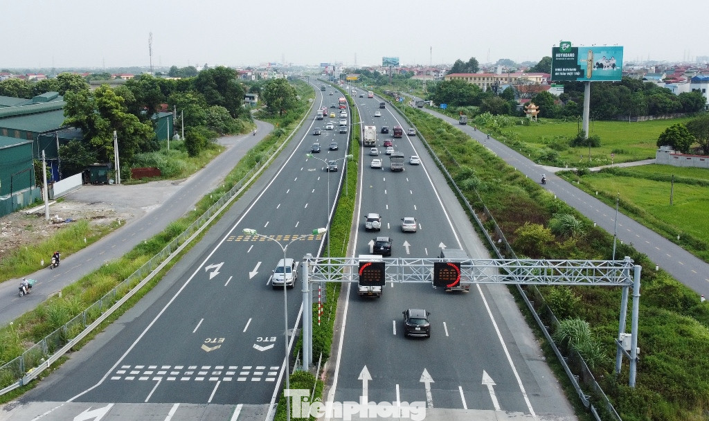 Tuy nhiên, với cao tốc Pháp Vân – Cầu Giẽ nhà đầu tư dự án vừa đề xuất mở rộng lòng đường từ 6 làn xe thành 12 làn bằng cầu cạn nhưng không xây ở dải phân cách giữa.