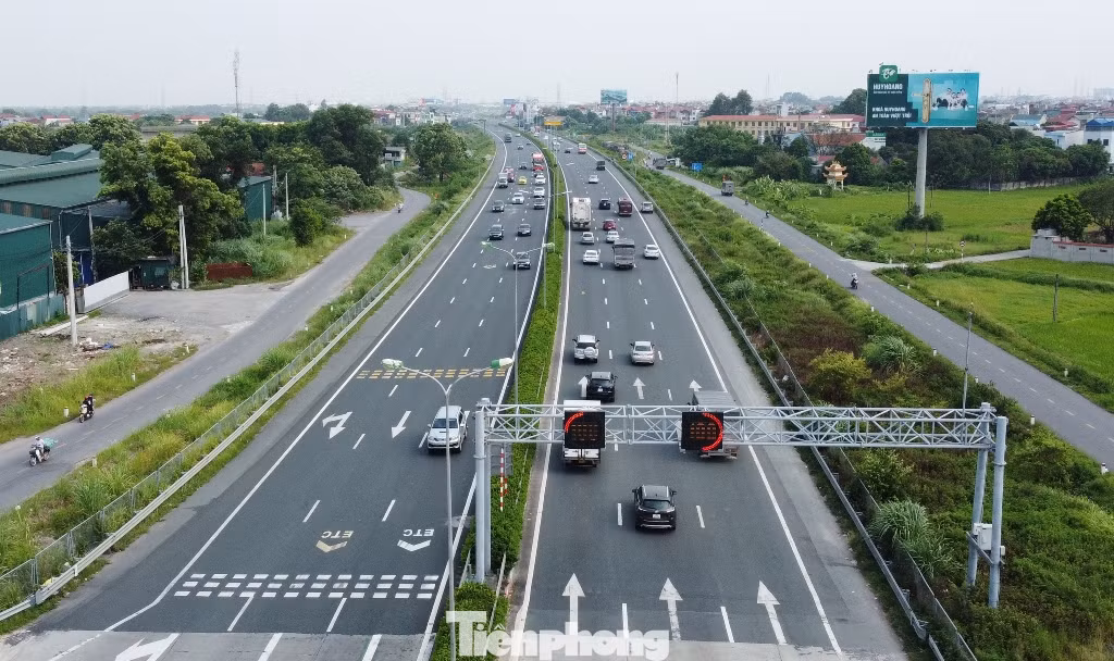 Tuy nhiên, với cao tốc Pháp Vân – Cầu Giẽ nhà đầu tư dự án vừa đề xuất mở rộng lòng đường từ 6 làn xe thành 12 làn bằng cầu cạn nhưng không xây ở dải phân cách giữa.