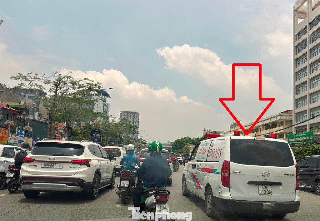 Sáng và trưa ngày 21/5, trên toàn tuyến đường Giải Phóng không ùn tắc, tuy nhiên đoạn qua bệnh viện Bạch Mai ùn tắc cục bộ từ sáng đến trưa, nhiều xe cấp cứu vất vả tiếp cận bệnh viện.