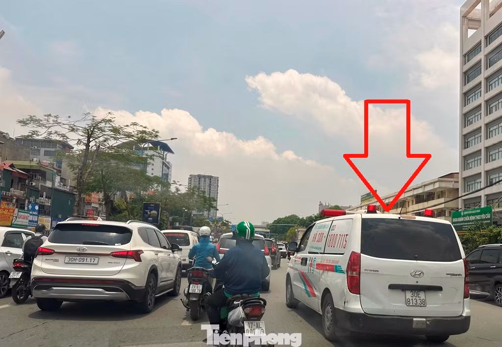 Sáng và trưa ngày 21/5, trên toàn tuyến đường Giải Phóng không ùn tắc, tuy nhiên đoạn qua bệnh viện Bạch Mai ùn tắc cục bộ từ sáng đến trưa, nhiều xe cấp cứu vất vả tiếp cận bệnh viện.