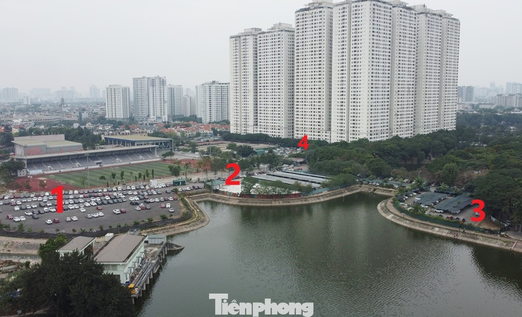 Tại 4 bãi xe cạnh các tòa nhà HH KĐT Linh Đàm, trước đó, tổ công tác liên ngành đã xác định, mỗi bãi xe rộng cả nghìn mét vuông và chứa hàng trăm ô tô của người dân, nhưng chưa hề có phép và chưa đảm bảo các điều kiện về an ninh, PCCC… Tại 4 bãi xe cạnh các tòa nhà HH KĐT Linh Đàm, trước đó, tổ công tác liên ngành đã xác định, mỗi bãi xe rộng cả nghìn mét vuông và chứa hàng trăm ô tô của người dân, nhưng chưa hề có phép và chưa đảm bảo các điều kiện về an ninh, PCCC…