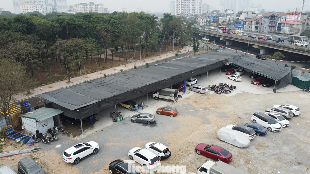 Cụ thể, bãi xe ở khu đất ĐX4 chưa xuất trình được giấy phép PCCC, thậm chí bãi xe có một nhà xưởng kinh doanh chiếm đến 700 m2 đất nhưng tại thời điểm kiểm tra không xuất trình được giấy phép cho việc xây dựng này. Tổ Công tác đã lập biên bản yêu cầu tạm dừng hoạt động cả nhà xưởng và bãi xe cho đến khi xuất trình được giấy phép. Cụ thể, bãi xe ở khu đất ĐX4 chưa xuất trình được giấy phép PCCC, thậm chí bãi xe có một nhà xưởng kinh doanh chiếm đến 700 m2 đất nhưng tại thời điểm kiểm tra không xuất trình được giấy phép cho việc xây dựng này. Tổ Công tác đã lập biên bản yêu cầu tạm dừng hoạt động cả nhà xưởng và bãi xe cho đến khi xuất trình được giấy phép.