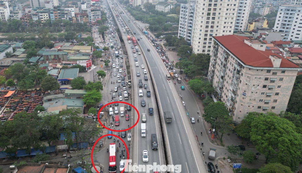 Mặc dù là khu vực cấm dừng đỗ, đón trả khách nhưng hướng đường Nghiêm Xuân Yêm dẫn đến nút đoạn qua khách sạn Mường Thanh luôn có xe khách dừng đỗ, hoạt động gây ùn tắc kéo dài. Ảnh chụp giờ cao điểm sáng 23/4. Mặc dù là khu vực cấm dừng đỗ, đón trả khách nhưng hướng đường Nghiêm Xuân Yêm dẫn đến nút đoạn qua khách sạn Mường Thanh luôn có xe khách dừng đỗ, hoạt động gây ùn tắc kéo dài. Ảnh chụp giờ cao điểm sáng 23/4.