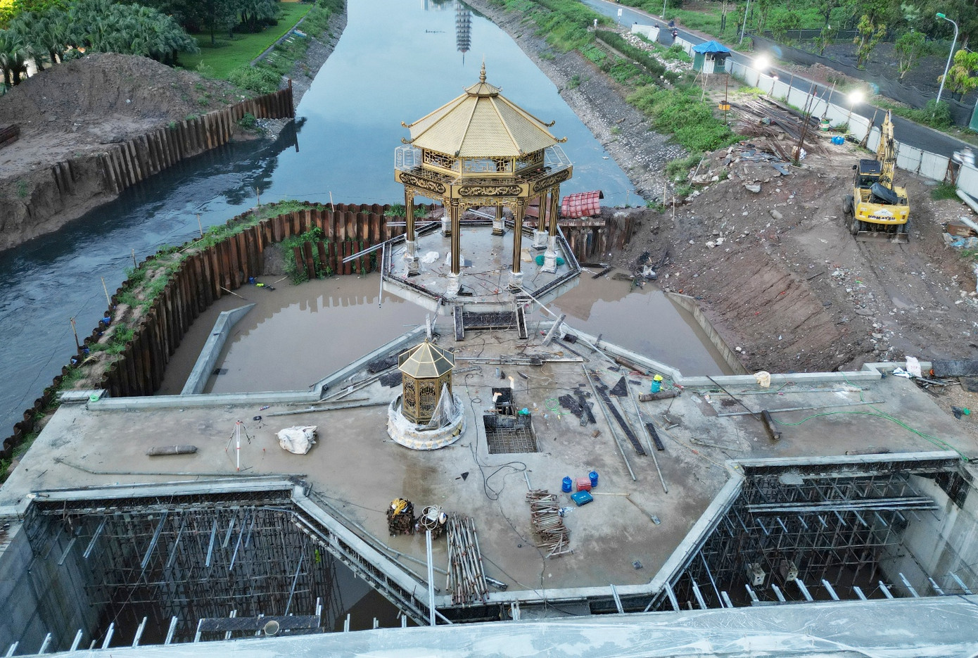 3 đập tràn giữ nước được xác định ở các vị trí, gồm: Cầu Cót (Yên Hòa, Cầu Giấy), cầu Dậu (Linh Đàm, Hoàng Mai), cầu Quang (Thanh Liệt, Thanh Trì).