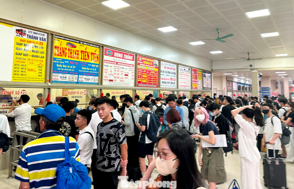 Tại các quầy bán vé xe, thay vì hình ảnh trống trải, trong 2 ngày qua khách đứng xếp hàng kéo dài để chờ mua vé đi về các tỉnh, thành. Tại các quầy bán vé xe, thay vì hình ảnh trống trải, trong 2 ngày qua khách đứng xếp hàng kéo dài để chờ mua vé đi về các tỉnh, thành.