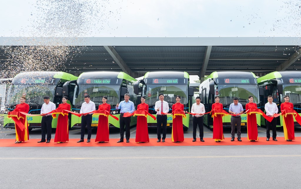 Lãnh đạo TP Hà Nội, các sở ngành và đơn vị đầu tư, vận hành tuyến buýt cắt băng khai trương tuyến sáng 5/6.