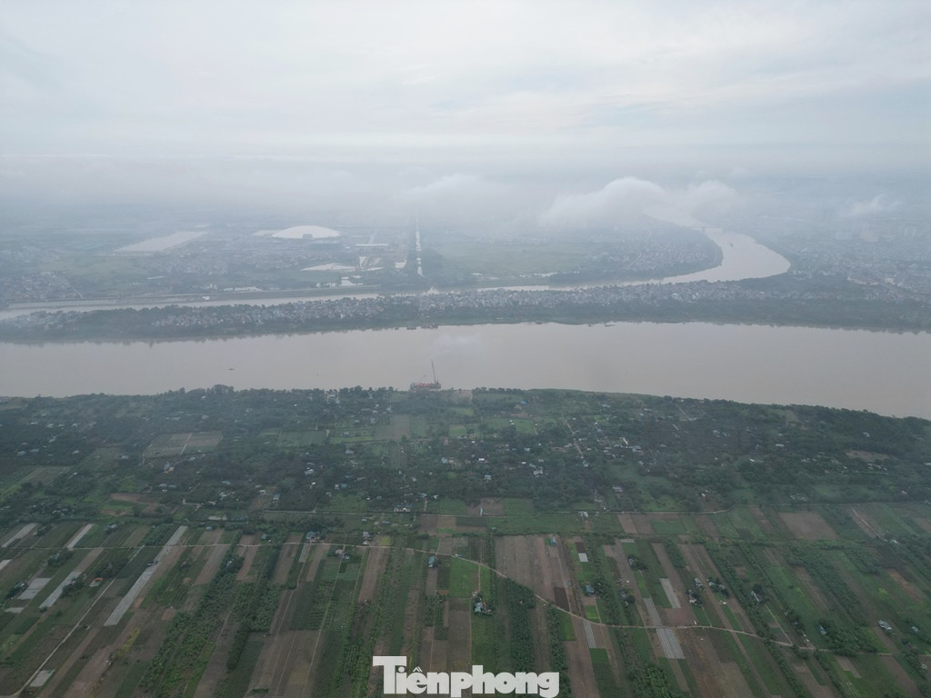 Ban QLDA đầu tư xây dựng công trình giao thông Hà Nội cho biết, để xây dựng cầu Tứ Liên vượt sông có chiều dài 5,2 km, dự án cần GPMB hơn 62,5 ha đất của 701 hộ dân thuộc các quận huyện Tây Hồ, Long Biên, Đông Anh. Đến nay phía Đông Anh đã hoàn thành khoảng 90% GPMB và đang thi công sôi động ở hiện trường, nhưng trên các quận Tây Hồ, Long Biên đang triển khai các bước để thu hồi đất. Dự kiến từ nay đến quý IV/2025, công tác GPMB sẽ xong để dự án thi công tổng thể.