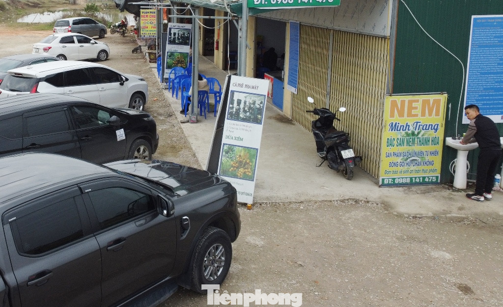 Từ Ninh Bình về đến huyện Đông Sơn (Thanh Hóa) một trạm dừng nghỉ tạm được tận dụng để đầu tư, sửa chữa, giúp người dân có bãi xe rộng hơn, kèm các dịch vụ thiết yếu (nước uống, căng-tin ngồi nghỉ, bồn rửa mặt và nhà vệ sinh...) sử dụng. Từ Ninh Bình về đến huyện Đông Sơn (Thanh Hóa) một trạm dừng nghỉ tạm được tận dụng để đầu tư, sửa chữa, giúp người dân có bãi xe rộng hơn, kèm các dịch vụ thiết yếu (nước uống, căng-tin ngồi nghỉ, bồn rửa mặt và nhà vệ sinh...) sử dụng.