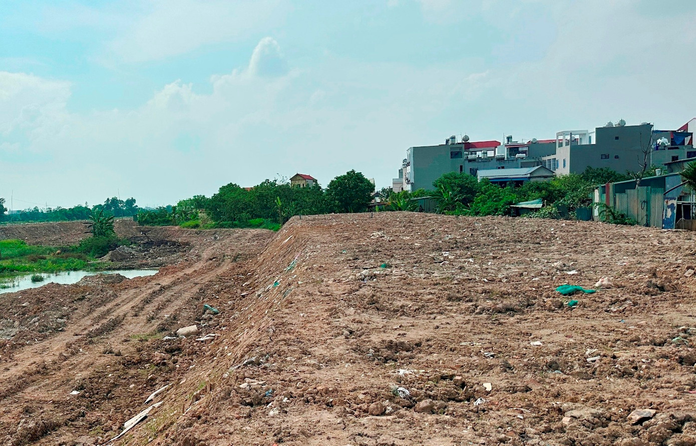 Tuy nhiên nhà thầu chưa thể thi công dỡ tải, thảm mặt đường đồng bộ vì vẫn còn khoảng 130m mặt bằng chưa được giải phóng. Đại diện nhà thầu Khánh Hòa thi công đoạn dự án này cho biết, mặt bằng còn vướng là các nhà dân, nếu trong tháng 7 này địa phương không giải phóng xong thì nguy cơ đoạn đường sẽ khó hoàn thành vào cuối năm nay. Tuy nhiên nhà thầu chưa thể thi công dỡ tải, thảm mặt đường đồng bộ vì vẫn còn khoảng 130m mặt bằng chưa được giải phóng. Đại diện nhà thầu Khánh Hòa thi công đoạn dự án này cho biết, mặt bằng còn vướng là các nhà dân, nếu trong tháng 7 này địa phương không giải phóng xong thì nguy cơ đoạn đường sẽ khó hoàn thành vào cuối năm nay.