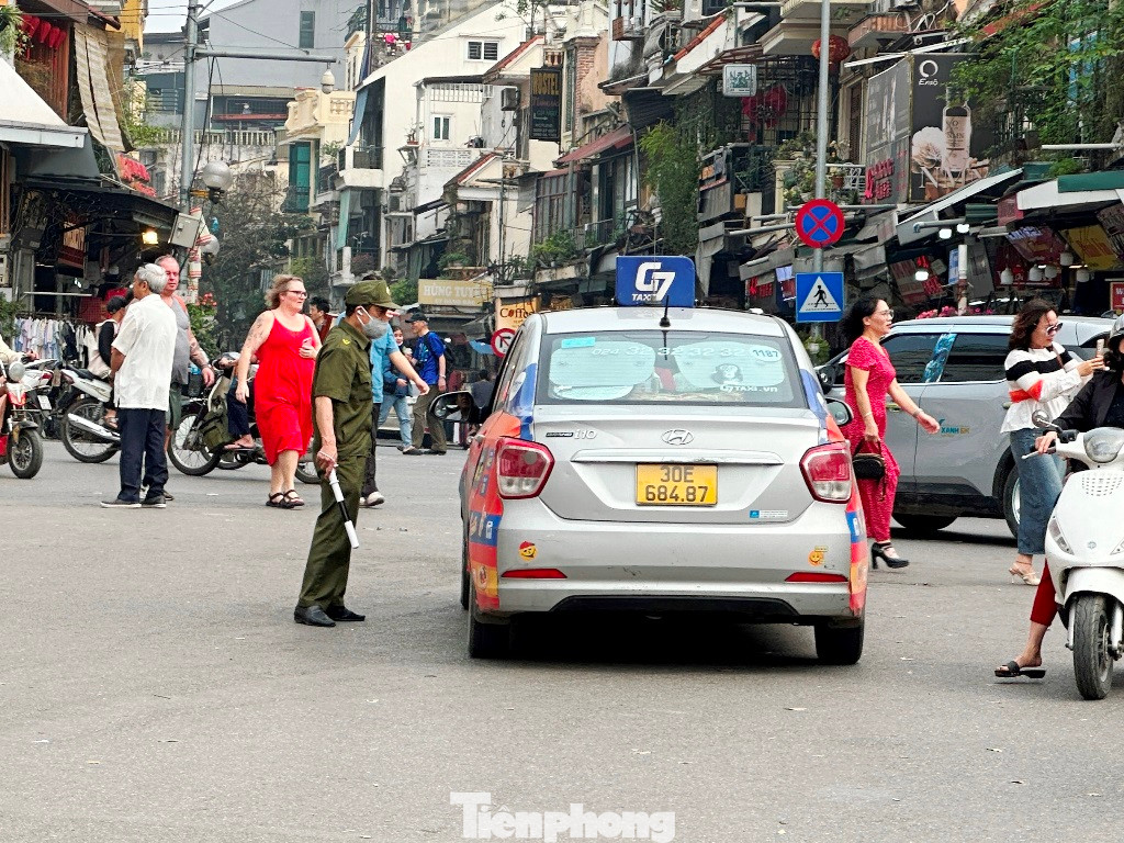 CSGT, Thanh tra Xây dựng và trật tự phường vừa điều tiết giao thông vừa nhắc nhở, yêu cầu di chuyển các xe ô tô dừng đỗ sai quy định, vi phạm biển cấm.