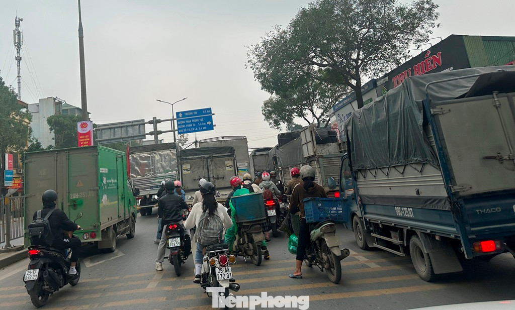 Giao thông trên QL1A đoạn từ Thường Tín đi Văn Điển thường xuyên ùn tắc kéo dài do lòng đường hẹp và bị công trường thi công dở dang chiếm dụng.