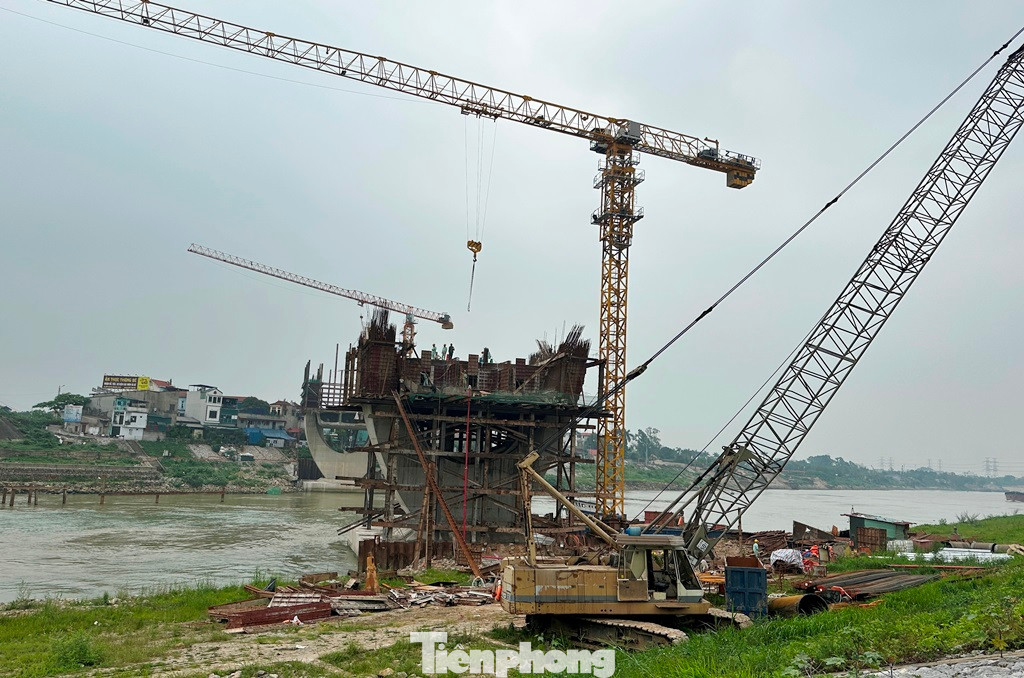 Ngoài 2 trụ chính vượt sông chưa xong, các trụ và nhịp làm đường dẫn lên xuống cầu ở hai đầu cầu vẫn là bãi đất trống.