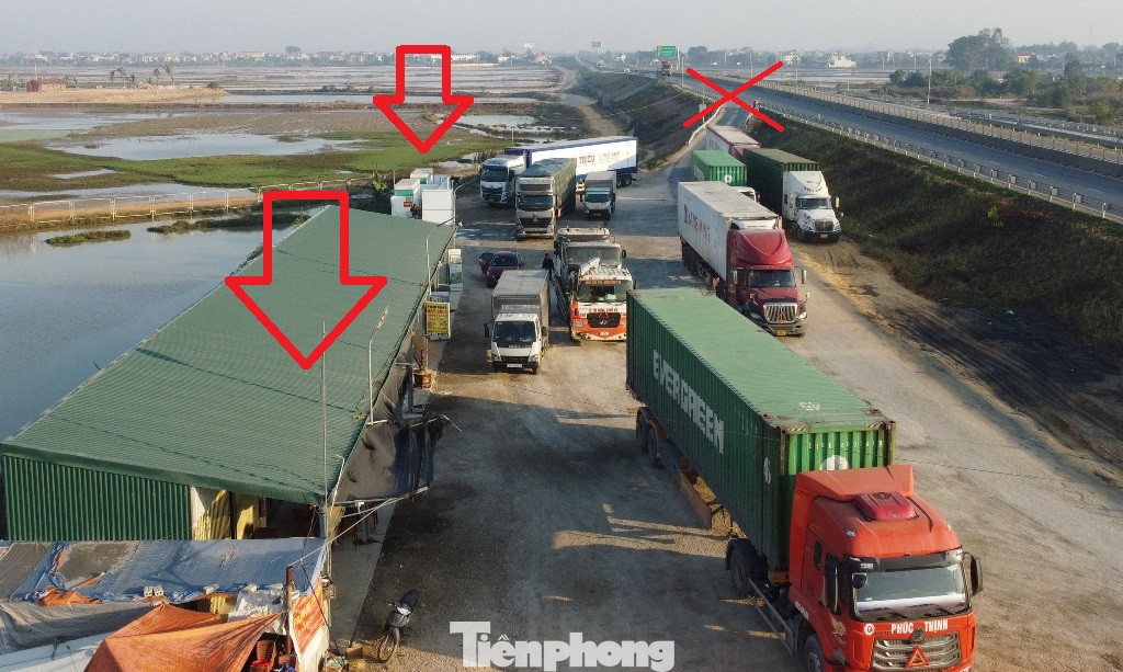 Trạm dừng nghỉ trên cao tốc Bắc Nam đoạn Ninh Bình - Hà Tĩnh luôn trong tình trạng quá tải, hạn chế xe ra vào. Trạm dừng nghỉ trên cao tốc Bắc Nam đoạn Ninh Bình - Hà Tĩnh luôn trong tình trạng quá tải, hạn chế xe ra vào.