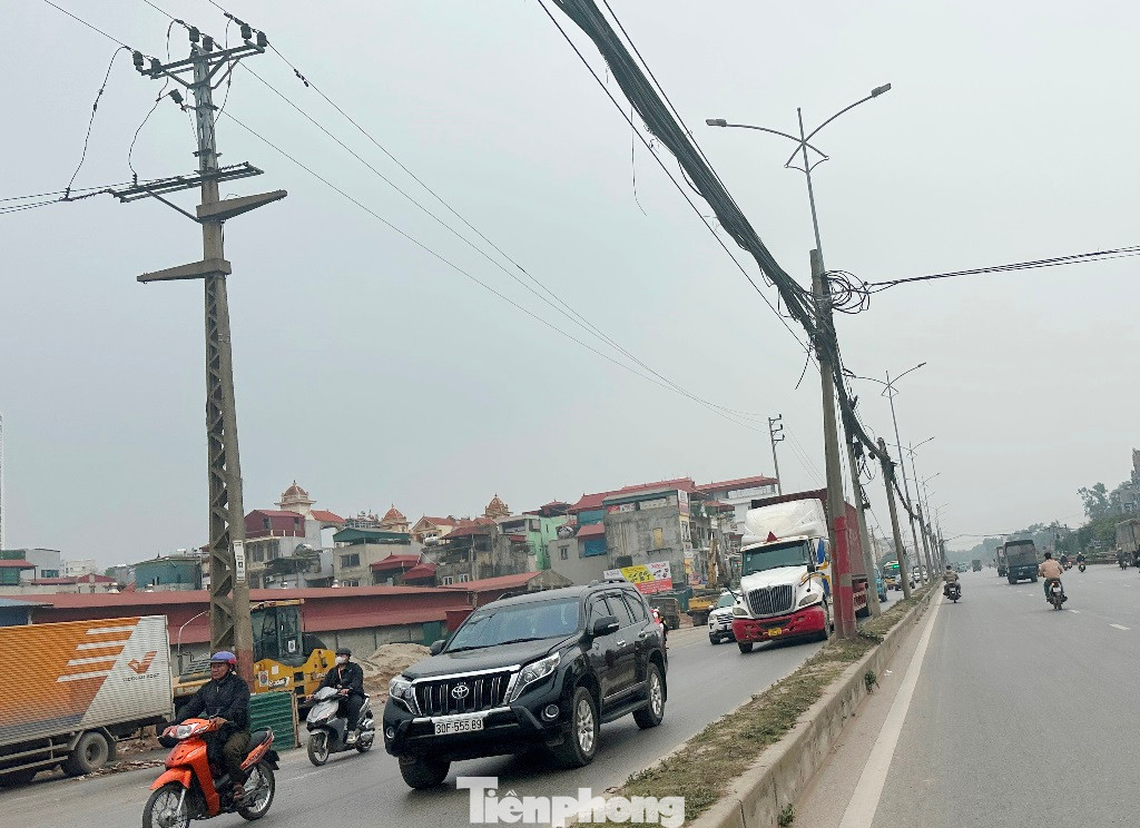 Các cột điện này bao gồm cả điện sinh hoạt và cáp viễn thông Các cột điện này bao gồm cả điện sinh hoạt và cáp viễn thông