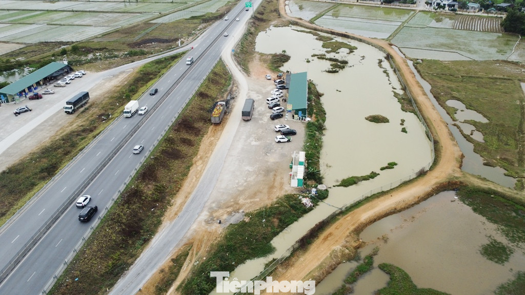 Do xây dựng tạm và nhiều trạm chưa giải phóng xong mặt bằng nên trạm tạm chỉ chiếm một góc tổng diện tích trạm chính. Do xây dựng tạm và nhiều trạm chưa giải phóng xong mặt bằng nên trạm tạm chỉ chiếm một góc tổng diện tích trạm chính.