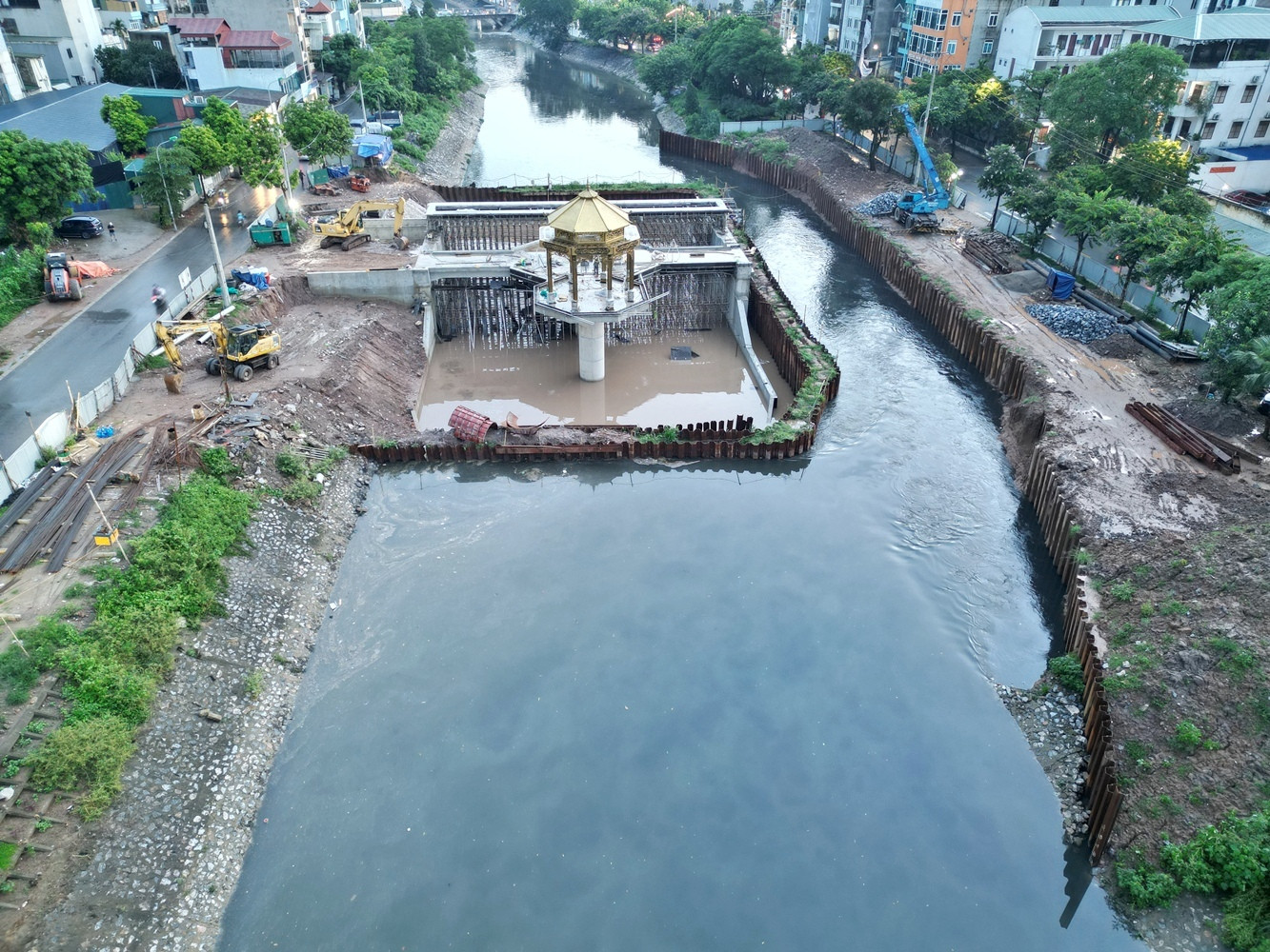 Công trình đập tràn giữ nước đầu tiên trên sông Tô Lịch đã cơ bản xong phần xây lắp tại khu vực Cầu Quang (xã Thanh Liệt, huyện Thanh Trì). Để phục vụ dự án lấy nước sông Hồng vào sông Tô Lịch, UBND TP Hà Nội đã nhất trí giao cho các sở, ngành chuyên môn thực hiện dự án xây dựng 3 đập tràn để giữ nước trên sông.