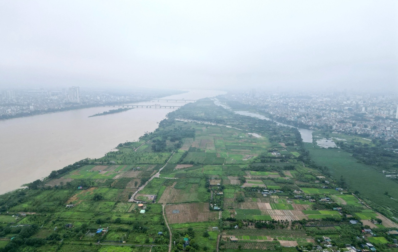 Ảnh chụp tại bãi sông khu vực phường Tứ Liên, Hà Nội - vị trí trục đại lộ sẽ đi qua, sau đó kết nối với cầu Chương Dương ở phía xa và đi tiếp. Ảnh chụp tại bãi sông khu vực phường Tứ Liên, Hà Nội - vị trí trục đại lộ sẽ đi qua, sau đó kết nối với cầu Chương Dương ở phía xa và đi tiếp.