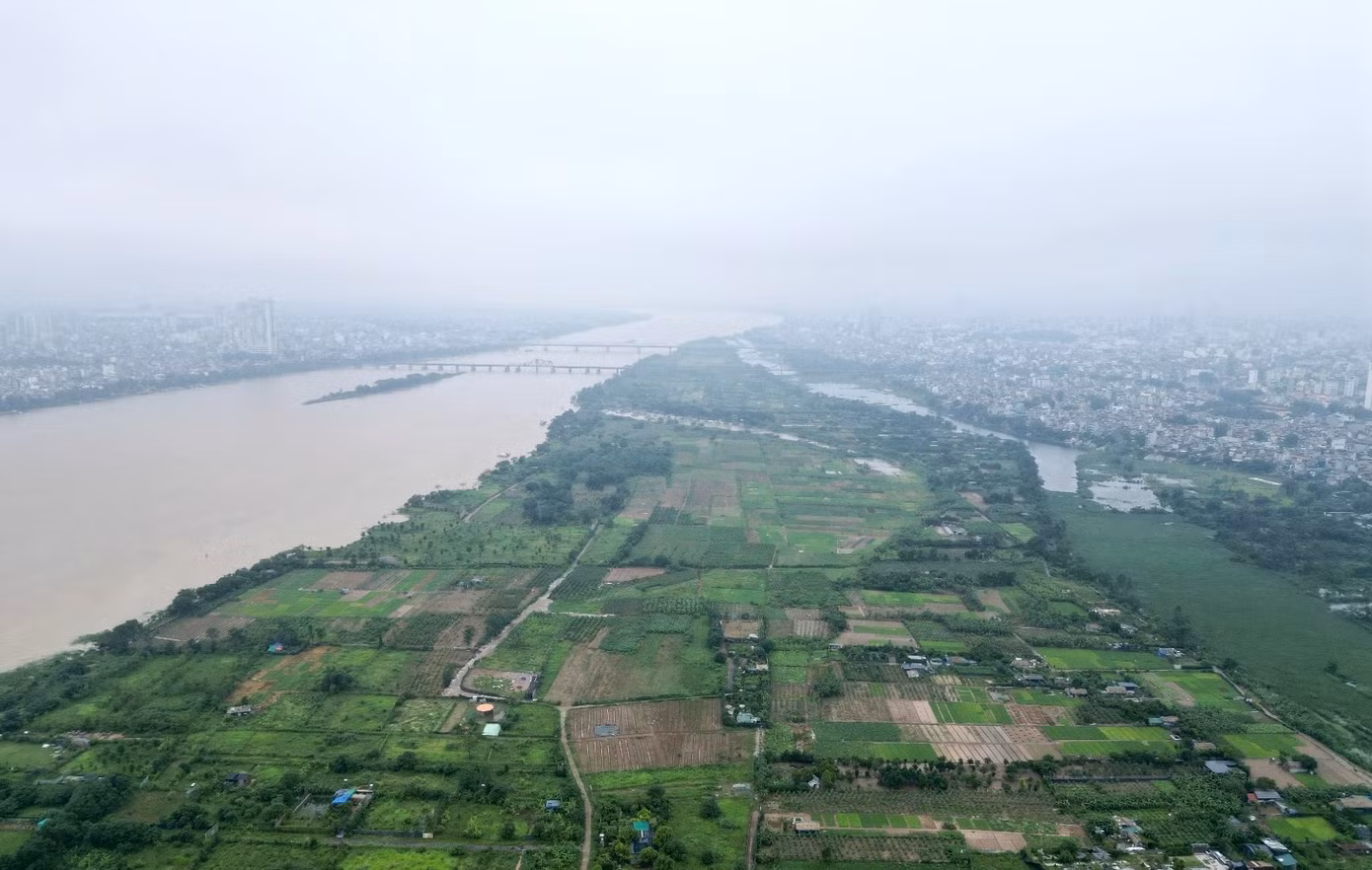 Ảnh chụp tại bãi sông khu vực phường Tứ Liên, Hà Nội - vị trí trục đại lộ sẽ đi qua, sau đó kết nối với cầu Chương Dương ở phía xa và đi tiếp.