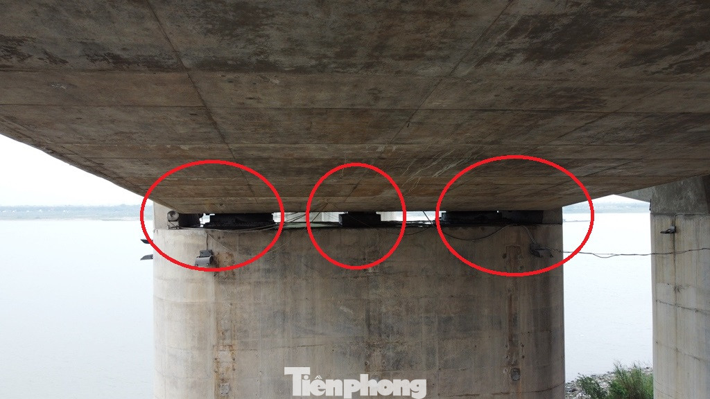 Cụ thể, qua công tác kiểm định phát hiện, kết cấu dầm cầu xuất hiện vết nứt; gối cầu bằng thép (vòng tròn đỏ) trên các nhịp cầu chính vượt sông hoen gỉ, chưa được bôi mỡ hay sơn bảo vệ. Cụ thể, qua công tác kiểm định phát hiện, kết cấu dầm cầu xuất hiện vết nứt; gối cầu bằng thép (vòng tròn đỏ) trên các nhịp cầu chính vượt sông hoen gỉ, chưa được bôi mỡ hay sơn bảo vệ.