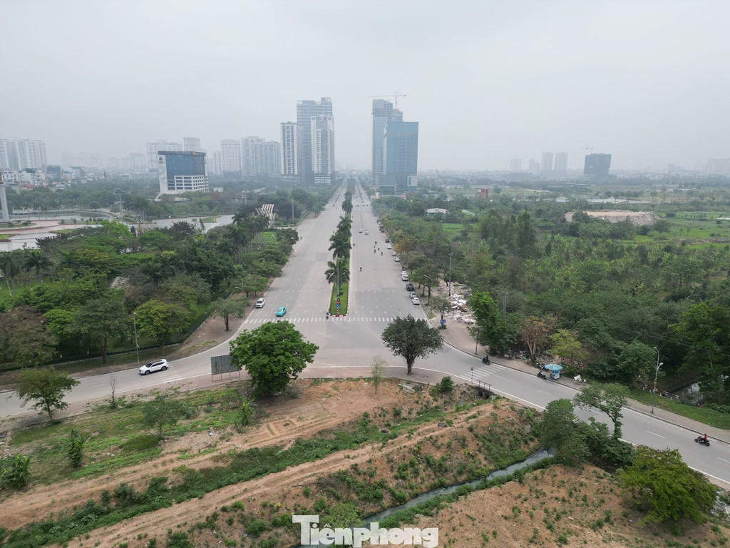 Dự án trục đường Tây Thăng Long là trục kết nối các đô thị phía tây Hà Nội có tổng chiều dài hơn 33 km bắt đầu từ đường Võ Chí Công (quận Tây Hồ) đến thị xã Sơn Tây. Hiện tuyến đường trên đã thi công xong đoạn từ Võ Chí Công (Tây Hồ) đến nút giao với Vành đai 3. Các đoạn qua các quận, huyện như Bắc từ Liêm, Đan Phượng, Thị xã Sơn Tây... cũng đang được thi công, hoàn thiện.