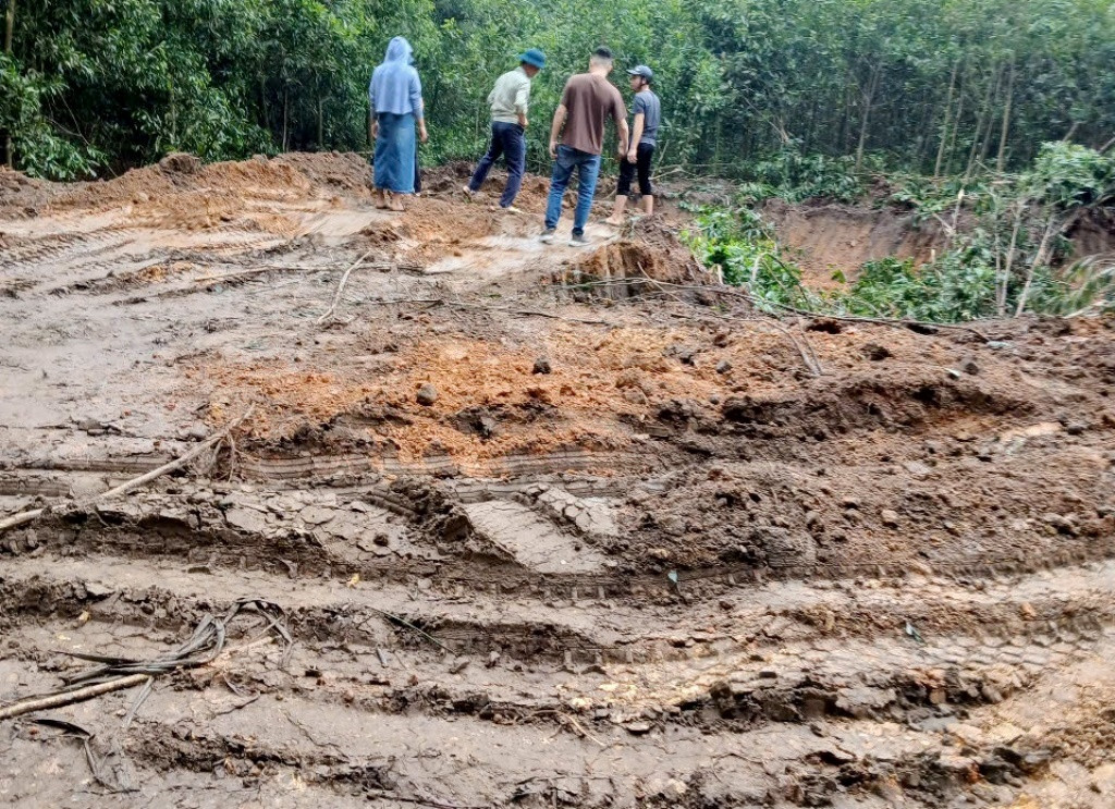 Chằng chịt dấu vết xe tải, máy xúc loại lớn còn để lại ở hiện trường. Chằng chịt dấu vết xe tải, máy xúc loại lớn còn để lại ở hiện trường.