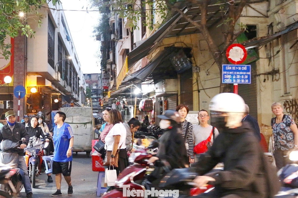 Ghi nhận của PV Tiền Phong trong sáng nay, khu vực phố cổ và Hồ Hoàn Kiếm đã giảm lượng xe khách 16 chỗ và xe to lưu thông, di chuyển. Với hành khách, khi xe khách từ 16 chỗ bị cấm vào phố cổ, khách du lịch tại đây muốn bắt xe tour phải đi bộ hoặc đi xe taxi, xe ôm ra các điểm trung chuyển có xe khách loại to dừng đỗ để lên xe.