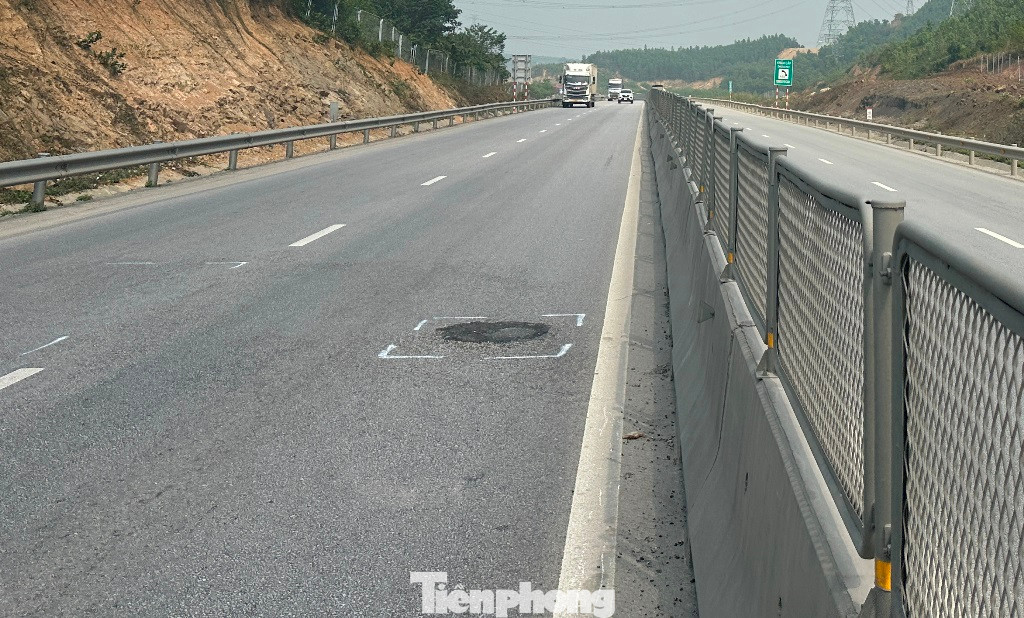 Đoạn cao tốc Thanh Hóa - Nghệ An, nhiều vị trí bong tróc mặt đường, xuất hiện ổ gà được cơ quan chức năng đánh dấu.