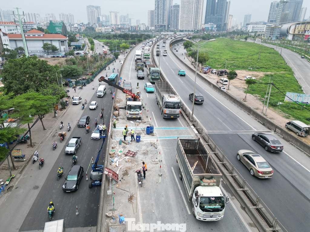 Việc này đã gây ùn tắc kéo dài ở đường Vành đai 3 trên cao từ 6h30 sáng 29/4.