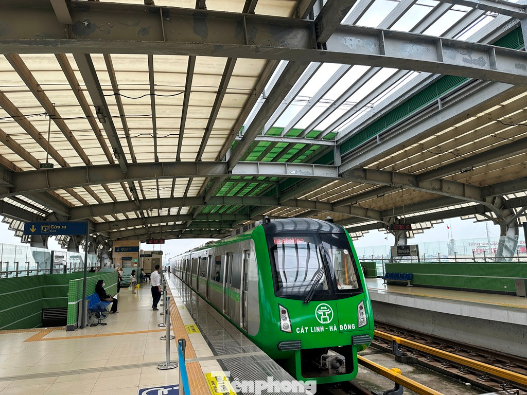 Thậm chí, mỗi khi tàu cập nhà ga và dừng đỗ đón, trả khách, một phần thân tàu phải đứng ở khu vực mái ga bị thủng.