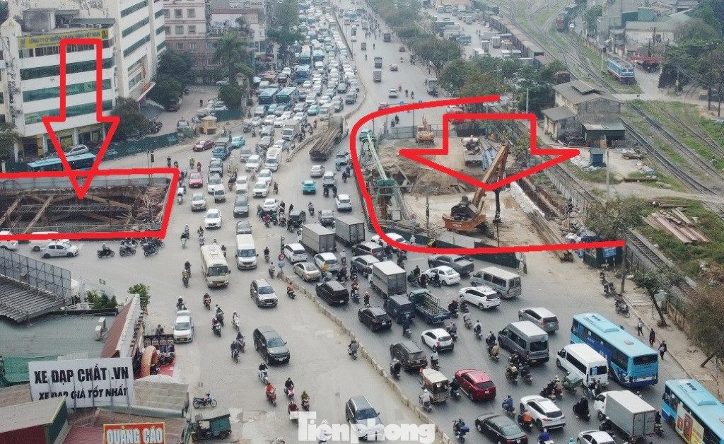 Hơn 2 năm qua, nút giao có lưu lượng phương tiện lớn khu vực phía Nam Hà Nội là Giải Phóng - Kim Đồng bị dựng hàng rào thi công hầm chui Vành đai 2,5 (khung đỏ) chiếm dụng hơn một nửa, giao thông thường xuyên ùn tắc.