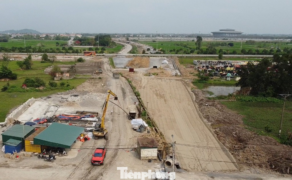 Hiện gần 10 km đi qua tỉnh Hà Nam đã được địa phương giải phóng mặt bằng và làm đường song hành để kết nối hệ thống đường địa phương với cao tốc Bắc Nam đoạn Pháp Vân (Hà Nội) - Ninh Bình.