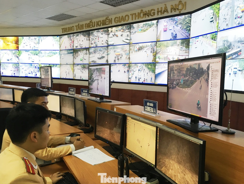 Trung tâm đèn và điều khiển giao thông, Phòng CSGT Hà Nội ghi nhận và xử lý các xe vi phạm trên đường.