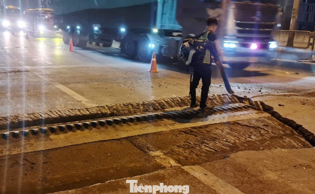 Thời gian lực lượng chức năng đóng đường Vành đai 3 trên cao đoạn Mai Dịch - nút giao đại lộ Thăng Long để sửa chữa các khe co giãn là từ 23/3 đến 27/4. Thời gian lực lượng chức năng đóng đường Vành đai 3 trên cao đoạn Mai Dịch - nút giao đại lộ Thăng Long để sửa chữa các khe co giãn là từ 23/3 đến 27/4.