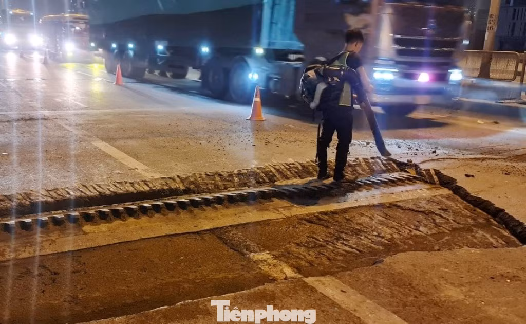 Thời gian lực lượng chức năng đóng đường Vành đai 3 trên cao đoạn Mai Dịch - nút giao đại lộ Thăng Long để sửa chữa các khe co giãn là từ 23/3 đến 27/4. Thời gian lực lượng chức năng đóng đường Vành đai 3 trên cao đoạn Mai Dịch - nút giao đại lộ Thăng Long để sửa chữa các khe co giãn là từ 23/3 đến 27/4.