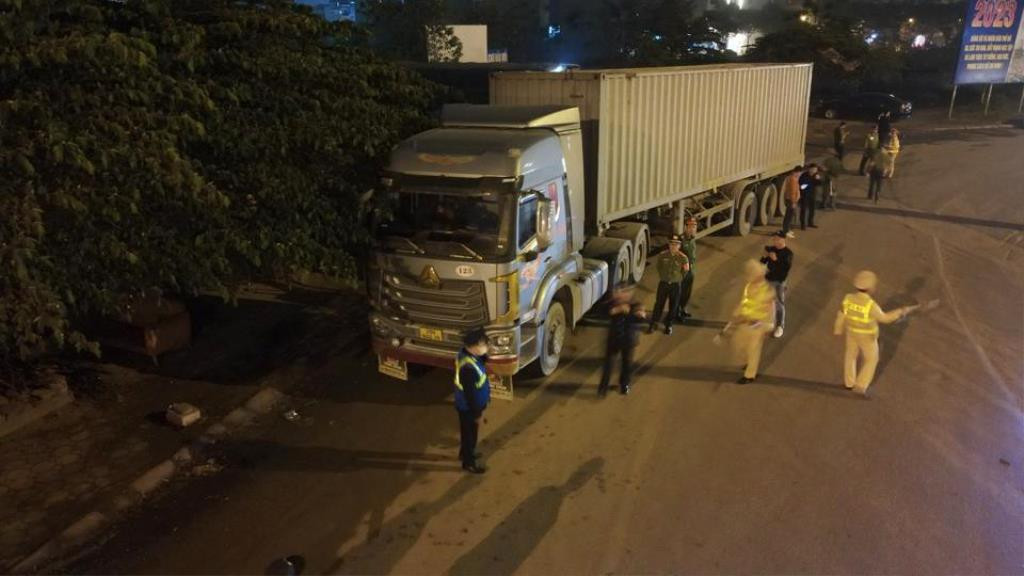 Trước đó, trong các năm 2023 - 2024, Ban Chỉ đạo 197 TP Hà Nội đã theo dõi sau đó trực tiếp triển khai lực lượng đi kiểm tra, xử lý các xe tải hoạt động trên trục phía Nam. Ngoài xe tải công trường, qua kiểm tra, lực lượng chức năng còn phát hiện nhiều xe tải chở vật liệu xây dựng là xe container tàng hình thành xe chở hàng nguyên đai, nguyên kiện để qua các chốt CSGT vào phố cấm. Trước đó, trong các năm 2023 - 2024, Ban Chỉ đạo 197 TP Hà Nội đã theo dõi sau đó trực tiếp triển khai lực lượng đi kiểm tra, xử lý các xe tải hoạt động trên trục phía Nam. Ngoài xe tải công trường, qua kiểm tra, lực lượng chức năng còn phát hiện nhiều xe tải chở vật liệu xây dựng là xe container tàng hình thành xe chở hàng nguyên đai, nguyên kiện để qua các chốt CSGT vào phố cấm.