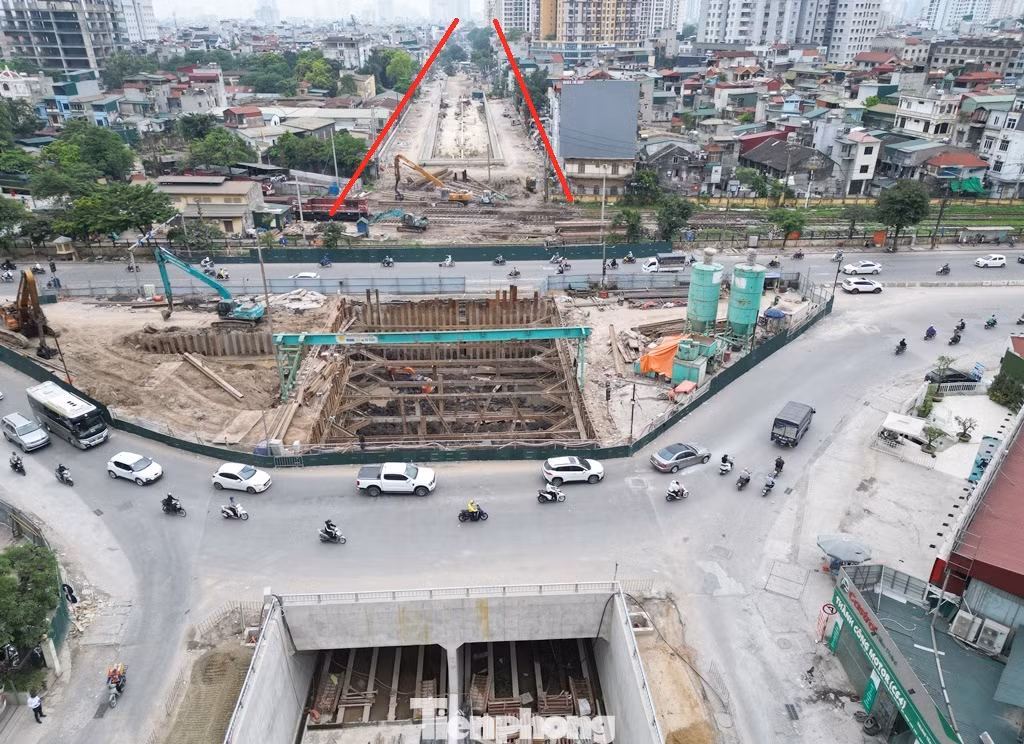 Đại diện Ban QLDA đầu tư xây dựng công trình giao thông Hà Nội cho biết, hiện phần dự án bao gồm đường dẫn lên xuống hầm, các đốt hầm kín và hầm hở phía Định Công có ký hiệu từ U1A đến U19A đã thi công xong cơ bản (khu vực đường màu đỏ).