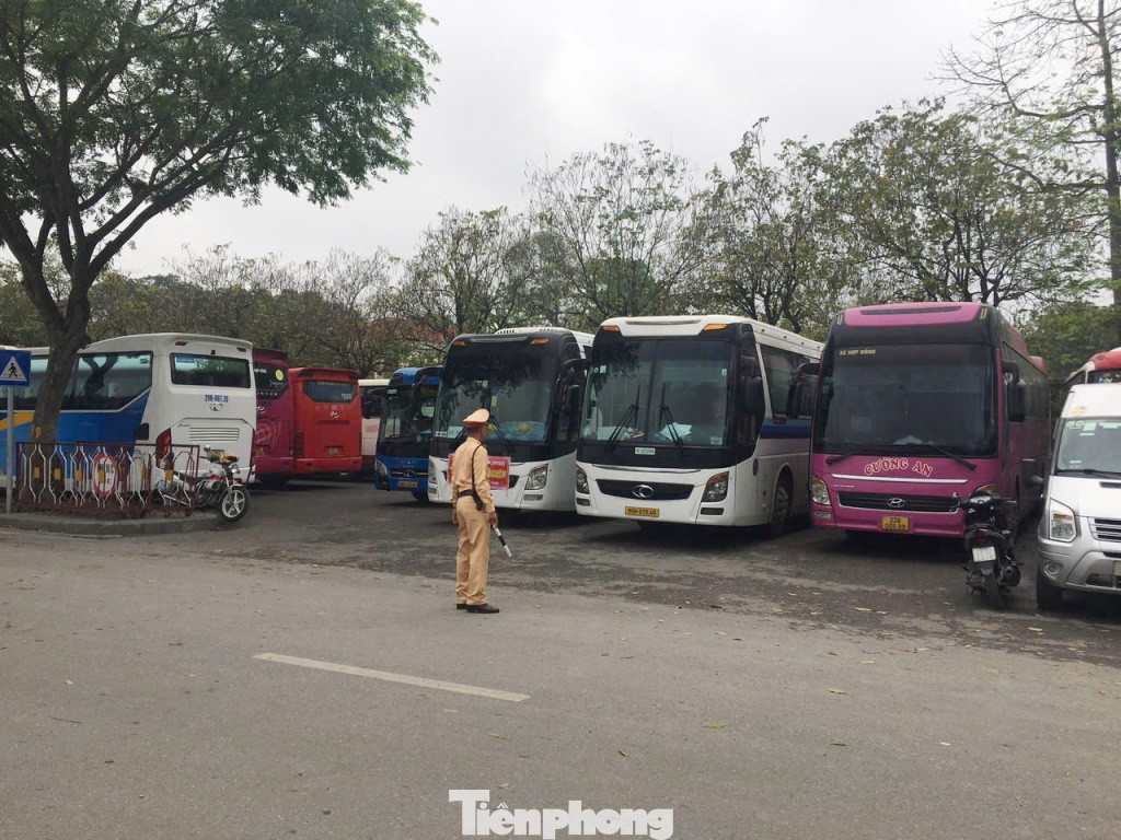 Để các xe ô tô chở khách và xe người dân về trung tâm Ba Đình có nơi dừng đỗ, tránh gây ùn tắc giao thông, liên ngành Sở Xây dựng - Công an thành phố Hà Nội... đã thống nhất bố trí 7 bãi xe quanh khu vực Quảng trường Ba Đình, trong đó có nhiều bãi xe không thu phí. 7 bãi đỗ xe quanh khu vực quảng trường Ba Đình được liên ngành bố trí bao gồm: Khuôn viên bảo tàng Hồ Chí Minh; Khuôn viên Công viên Bách Thảo; Vị trí đỗ xe tại dốc Ngọc Hà; Khuôn viên Hoàng thành Thăng Long; Vị trí đỗ xe trên đường Yên Phụ, Nghi Tàm; Khuôn viên Sân vận động Quần Ngựa; Vị trí đỗ xe trên đường Văn Cao. Để các xe ô tô chở khách và xe người dân về trung tâm Ba Đình có nơi dừng đỗ, tránh gây ùn tắc giao thông, liên ngành Sở Xây dựng - Công an thành phố Hà Nội... đã thống nhất bố trí 7 bãi xe quanh khu vực Quảng trường Ba Đình, trong đó có nhiều bãi xe không thu phí. 7 bãi đỗ xe quanh khu vực quảng trường Ba Đình được liên ngành bố trí bao gồm: Khuôn viên bảo tàng Hồ Chí Minh; Khuôn viên Công viên Bách Thảo; Vị trí đỗ xe tại dốc Ngọc Hà; Khuôn viên Hoàng thành Thăng Long; Vị trí đỗ xe trên đường Yên Phụ, Nghi Tàm; Khuôn viên Sân vận động Quần Ngựa; Vị trí đỗ xe trên đường Văn Cao.