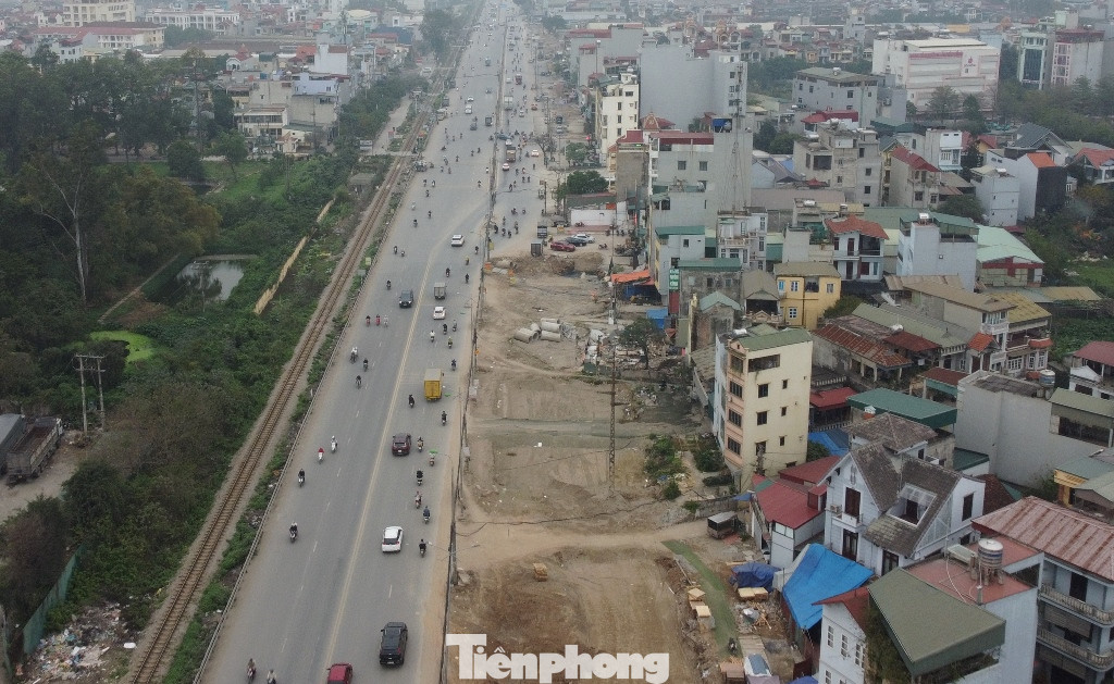 Hiện đoạn đường từ Bệnh viện Nông Nghiệp (xã Ngọc Hồi, Thanh Trì) đến Nghĩa Trang Ngọc Hồi dài khoảng 2km đang thi công dở dang như thế này.