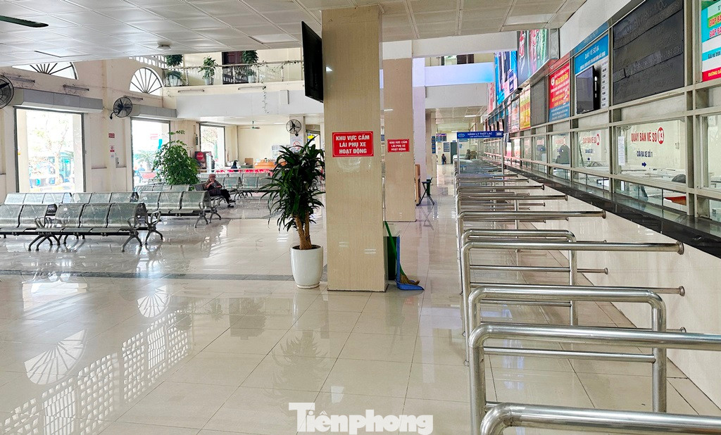 Tại bến xe Giáp Bát sáng nay, lượng xe xuất bến là 135 xe, bằng 60% công suất biểu đồ hoạt động; nhiều thời điểm sáng nay, phòng bán vé tại bến vắng bóng hành khách thế này.