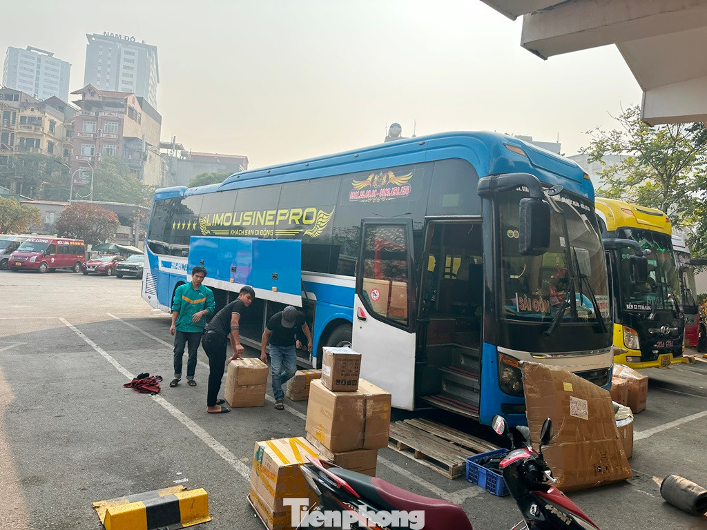 Do không có khách, nhiều xe khách đường dài tại bến Giáp Bát đã phải nhận thêm vận chuyển hàng hóa để bù chi phí cầu đường, xăng dầu.