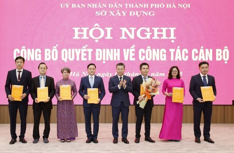 Giám đốc Sở Xây dựng Hà Nội trao các quyết định và chúc mừng các trưởng phòng, ban chuyên môn.