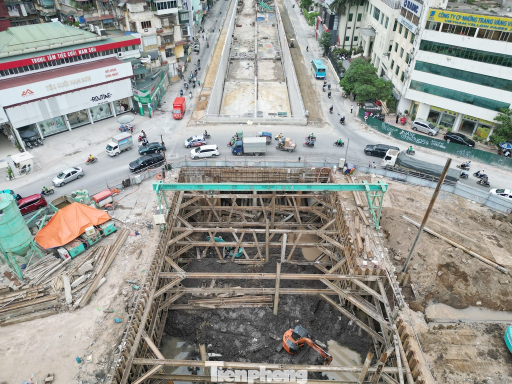 Công việc hoàn thành các đốt hầm được chủ đầu tư cho biết, trong quý II/2025 sẽ xong, sau đó dự án sẽ hoàn thiện các phần việc hoàn thiện hầm, hệ thống đường kết nối, sơn kẻ, tổ chức giao thông... Công việc hoàn thành các đốt hầm được chủ đầu tư cho biết, trong quý II/2025 sẽ xong, sau đó dự án sẽ hoàn thiện các phần việc hoàn thiện hầm, hệ thống đường kết nối, sơn kẻ, tổ chức giao thông...