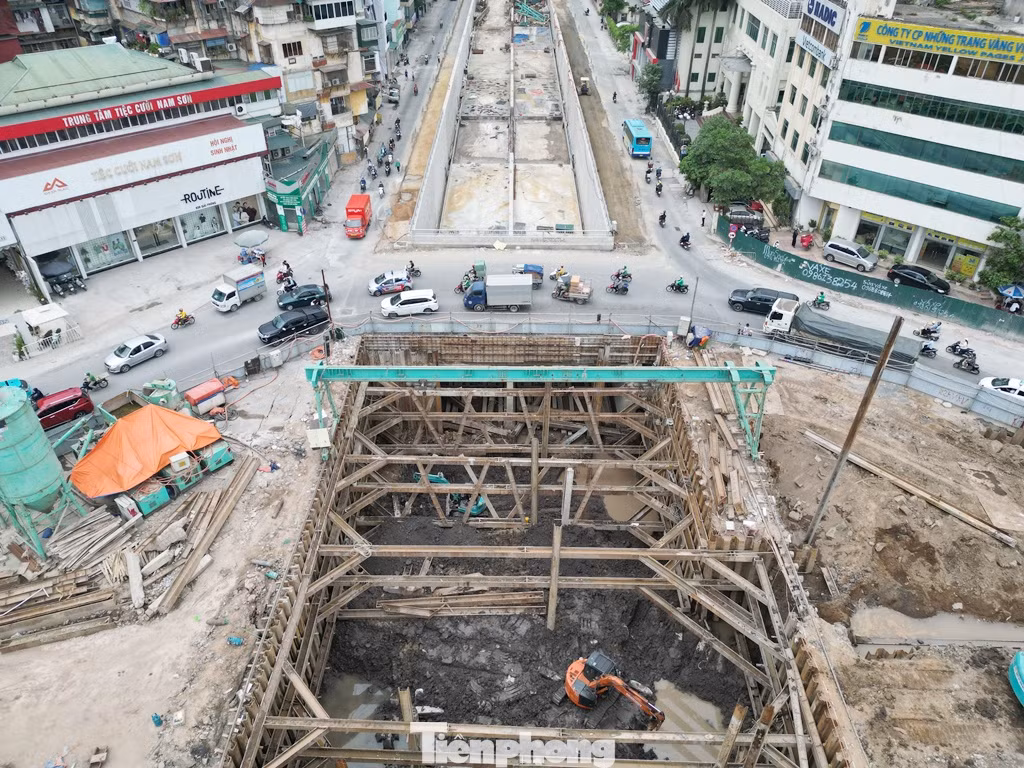 Công việc hoàn thành các đốt hầm được chủ đầu tư cho biết, trong quý II/2025 sẽ xong, sau đó dự án sẽ hoàn thiện các phần việc hoàn thiện hầm, hệ thống đường kết nối, sơn kẻ, tổ chức giao thông...