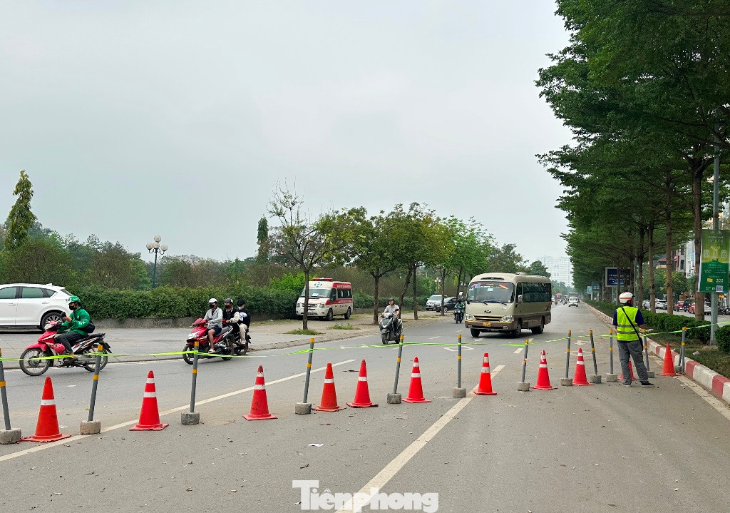 Trước thực tế này, đại diện Ban Duy tu các công trình hạ tầng giao thông, Sở Xây dựng Hà Nội cho biết hiện lưu lượng xe từ chiều đường Trần Vỹ qua nút giao đang rất ít xe, do vậy nếu điều tiết cho xe rẽ phải và quay đầu ở điểm mở dải phân cách nằm cách nút khoảng 100 m về phía Cầu Diễn thì sẽ giảm được xung đột, cơ bản giải quyết được ùn tắc tại đây.