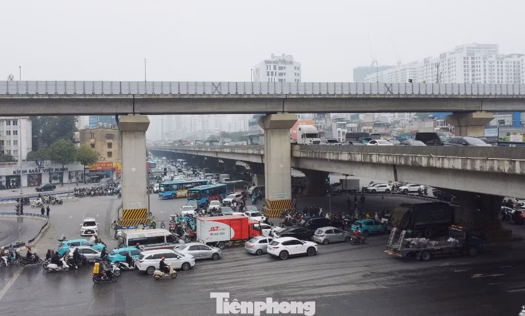 Ùn ứ giao thông tại trung tâm nút Thanh Xuân vào 9h sáng 18/1.