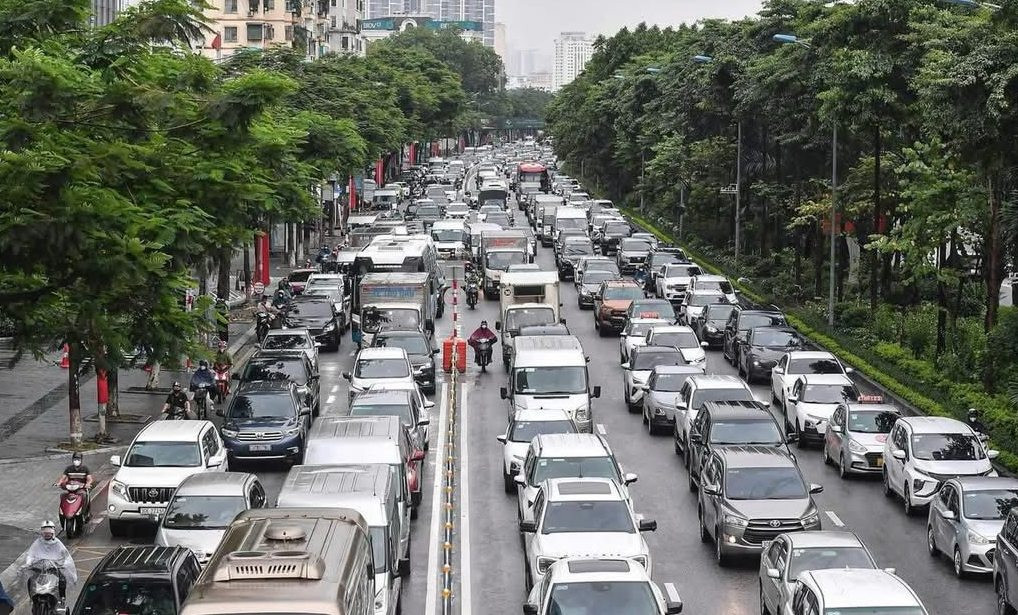 Nhiều dòng xe đứng nối đuôi nhau trên đường Võ Chí Công cả km trong sáng 1/7.